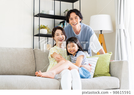 一個年輕家庭的新生活 一個年輕家庭的新生活 98615591