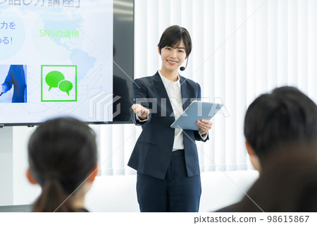女講師在顯示器商業研討會前講話 98615867