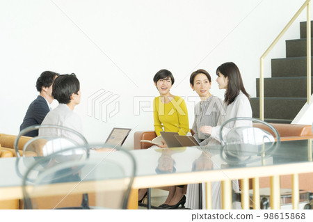 people having a meeting people having a meeting 98615868