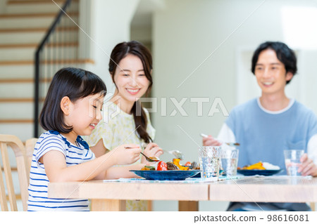 一個年輕的家庭吃 98616081