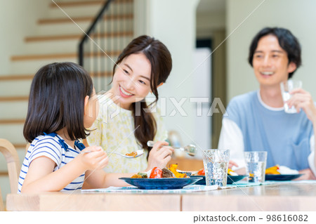 一個年輕的家庭吃 98616082