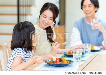 一個年輕的家庭吃 98616083