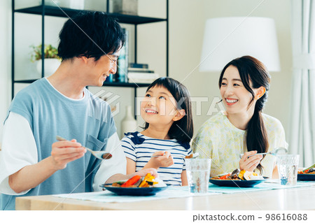 一個年輕的家庭吃 98616088