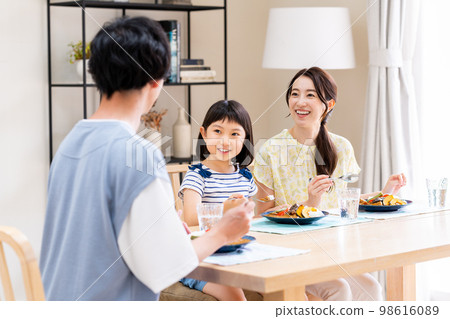 一個年輕的家庭吃 98616089