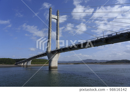 Photographing the Sunset Bridge in Kagoshima Prefecture. Photographing the Sunset Bridge in Kagoshima Prefecture. 98616142