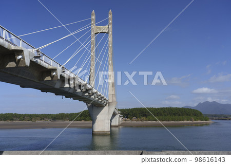 Photographing the Sunset Bridge in Kagoshima Prefecture. 98616143