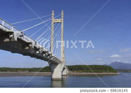 Photographing the Sunset Bridge in Kagoshima Prefecture. 98616145