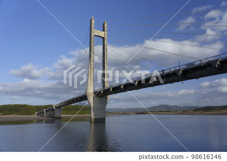 Photographing the Sunset Bridge in Kagoshima Prefecture. 98616146