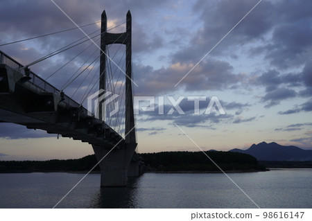 在鹿兒島縣拍攝日落橋。 在鹿兒島縣拍攝日落橋。 98616147