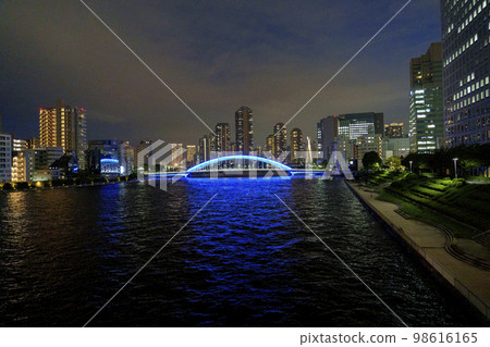 Eitai Bridge over the Sumida River and tower apartments in Tsukudajima. 98616165