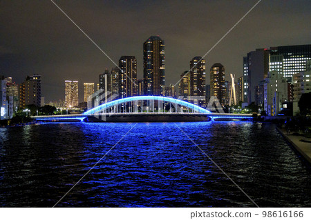 Eitai Bridge over the Sumida River and tower apartments in Tsukudajima. 98616166