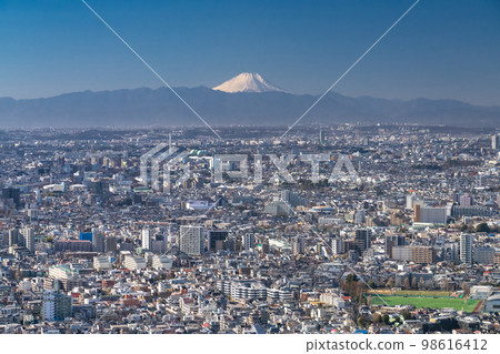 “東京”富士山和東京的城市景觀,從新宿眺望 “東京”富士山和東京的城市景觀,從新宿眺望 98616412