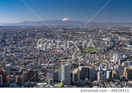 “東京”富士山和東京的城市景觀,從新宿眺望 “東京”富士山和東京的城市景觀,從新宿眺望 98616413