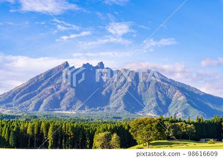 月磨公園(阿蘇郡高森町)的阿蘇山(貓岳和高岳) 月磨公園(阿蘇郡高森町)的阿蘇山(貓岳和高岳) 98616609