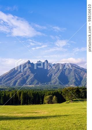 月磨公園(阿蘇郡高森町)的阿蘇山(貓岳和高岳) 月磨公園(阿蘇郡高森町)的阿蘇山(貓岳和高岳) 98616610