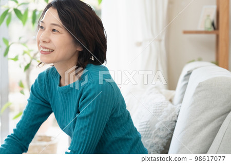 Middle woman relaxing on the sofa 98617077