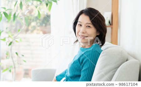 Middle woman relaxing on the sofa 98617104