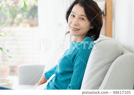 Middle woman relaxing on the sofa 98617105