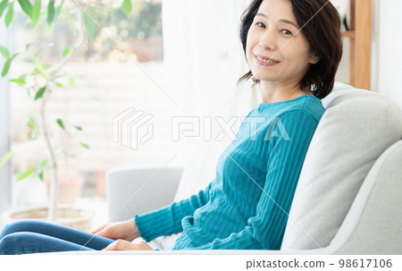 Middle woman relaxing on the sofa 98617106