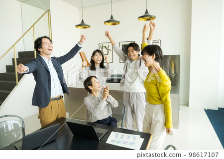 happy business people 98617107