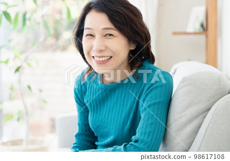 Middle woman relaxing on the sofa 98617108