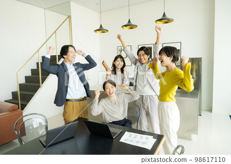 happy business people 98617110