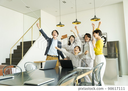 happy business people 98617111