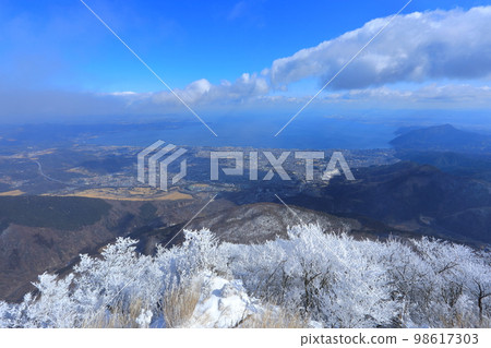 View of Beppu city and Oita city from Mt. Tsurumi with hoarfrost 98617303