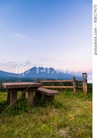 樂田山展望台《夕陽下的展望台》（阿蘇郡高森町） 98617475