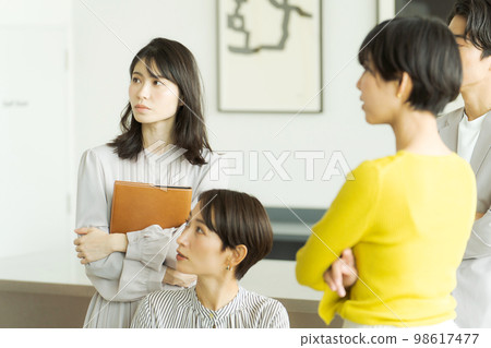 Business person having a meeting 98617477