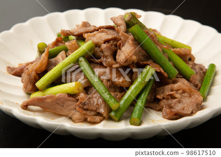 Stir-fried beef and garlic sprouts 98617510