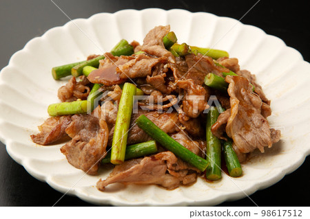 炒牛肉和蒜薹 炒牛肉和蒜薹 98617512