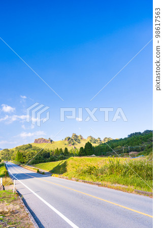 從國道265號線（阿蘇郡高森町）看到的樂天山月輪公園附近的樂天山 98617563