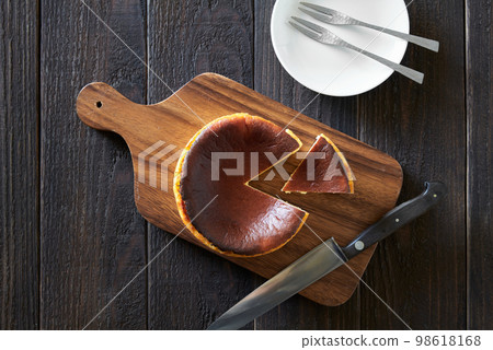 cut basque cheesecake 98618168