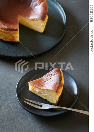 cut basque cheesecake 98618195