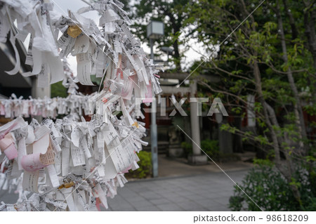 用神簽將願望寄託在神社 用神簽將願望寄託在神社 98618209