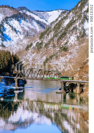 Tadami Line Train crossing the No. 4 Tadami River Bridge in winter (Kanayama Town, Fukushima Prefecture, January) Tadami Line Train crossing the No. 4 Tadami River Bridge in winter (Kanayama Town, Fukushima Prefecture, January) 98618302
