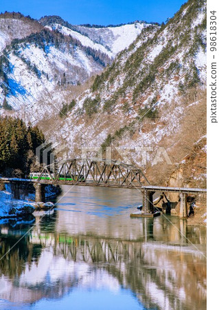 冬天穿過只見川 4 號橋的只見線列車（福島縣金山町，1 月） 98618304