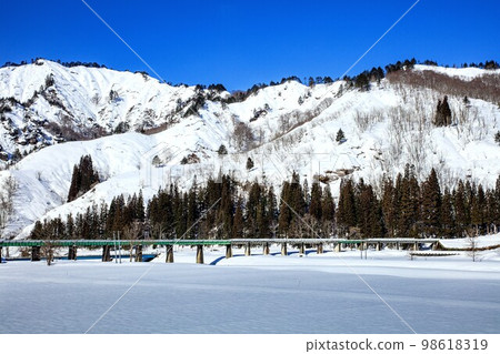 被白雪覆蓋的只見線鹿津川大橋(福島縣只見町,1月) 被白雪覆蓋的只見線鹿津川大橋(福島縣只見町,1月) 98618319
