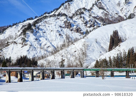 被白雪覆蓋的只見線鹿津川大橋(福島縣只見町,1月) 被白雪覆蓋的只見線鹿津川大橋(福島縣只見町,1月) 98618320