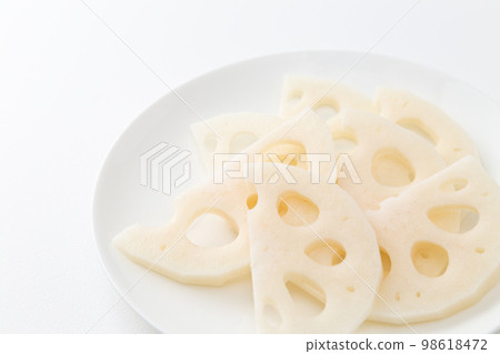 蓮藕切成兩半放在盤子裡 蓮藕切成兩半放在盤子裡 98618472