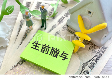 An elderly couple, money and a house to think about lifetime gifts 98618644