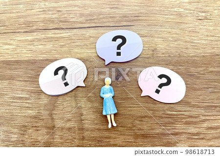 年長婦女和問號 年長婦女和問號 98618713