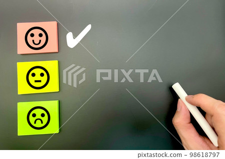 在口碑和評論中獲得良好的收視率 在口碑和評論中獲得良好的收視率 98618797