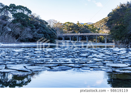 Ise Grand Shrine Uji Bridge Snow scene 98619119