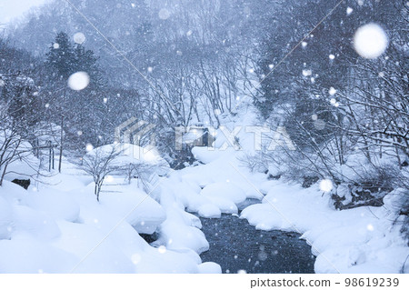 Takaragawa Onsen King Senkaku open-air bath in heavy snowfall Takaragawa Onsen King Senkaku open-air bath in heavy snowfall 98619239