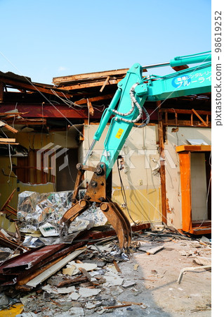 Demolition work Demolition work 98619252