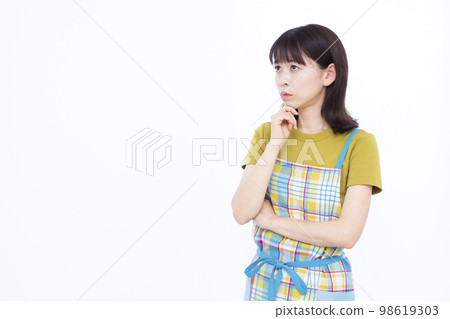 Housewife in her thirties who is worried 98619303