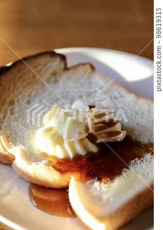 Mountain-shaped bread toast with maple butter Mountain-shaped bread toast with maple butter 98619315