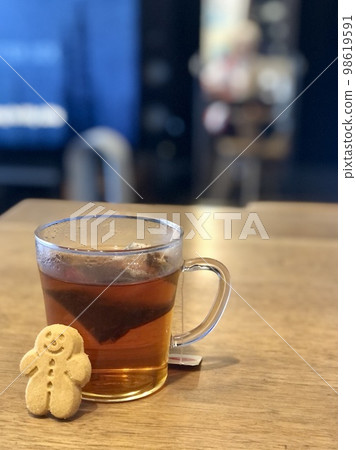 用薑餅人餅乾和茶休息一下 98619591